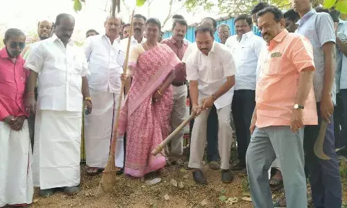 புதுக்குளம் கரையை தூய்மைப்படுத்தும் பணி:  எம்எல்ஏ - நகர்மன்றத் தலைவர் தொடக்கம்