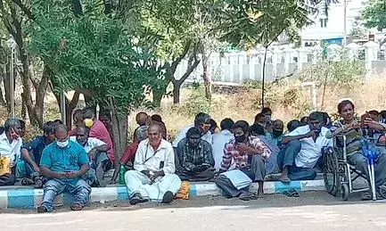 நாமக்கல் கலெக்டர் அலுலகத்தில்  மாற்றுத்திறனாளிகள் காத்திருப்பு போராட்டம்
