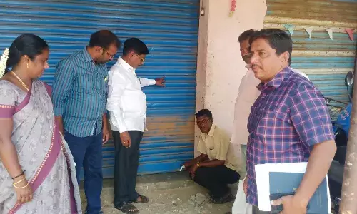 புதுக்கோட்டையில் வாடகை பாக்கி வைத்துள்ள கடைகளுக்கு சீல் வைத்த நகராட்சி