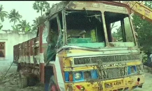 கவுந்தப்பாடி அருகே கிணற்றுக்குள் விழுந்த லாரி கிரேன் மூலம் மீட்பு