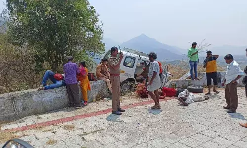 மேகமலையில் கார் கவிழ்ந்து விபத்து: வட மாநில சுற்றுலா பயணிகள் காயம்