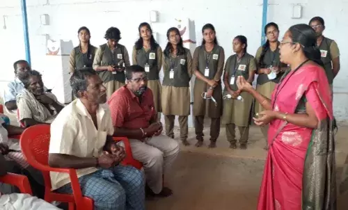 தென்காசி வேளாண்மை கல்லூரி மாணவிகள் விவசாயிகளுக்கு அளித்த செயல் விளக்கம்
