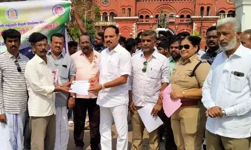 சாலை பாதுகாப்பு விழிப்புணர்வு பேரணி மற்றும் விழிப்புணர்வு கையேடு வழங்கல்