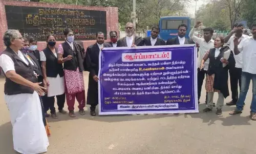 திருச்சி மகிளா கோர்ட் கூடுதல் நடுவரை கண்டித்து வக்கீல்கள் ஆர்ப்பாட்டம்