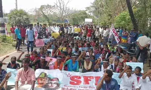 மயிலாடுதுறை அருகே அடிப்படை வசதி கோரி மாணவர்கள் சாலை மறியல் போராட்டம்