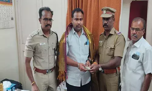 சாலையில் கிடந்த பணத்தை போலீசில் ஒப்படைத்த வார்டு உறுப்பினர்