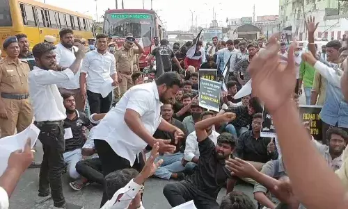 ஹிஜாப்பிற்கு தடை : மாணவர் அமைப்பு முற்றுகை - சாலை மறியலில் ஈடுபட்டதால் பரபரப்பு