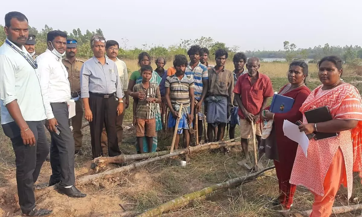 கொத்தடிமைகள் 12 பேர் மீட்பு: வருவாய் கோட்டாட்சியர் குழு நடவடிக்கை கொத்தடிமைகள் 12 பேர் மீட்பு: வருவாய் கோட்டாட்சியர் குழு நடவடிக்கை