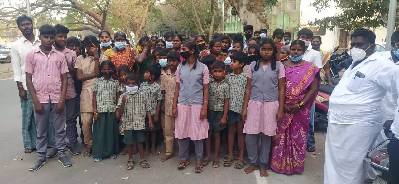 காவல்துறை நகை திருட்டு வழக்கில் தொந்தரவு செய்வதாக பெண்கள் புகார் காவல்துறை நகை திருட்டு வழக்கில் தொந்தரவு செய்வதாக பெண்கள் புகார்