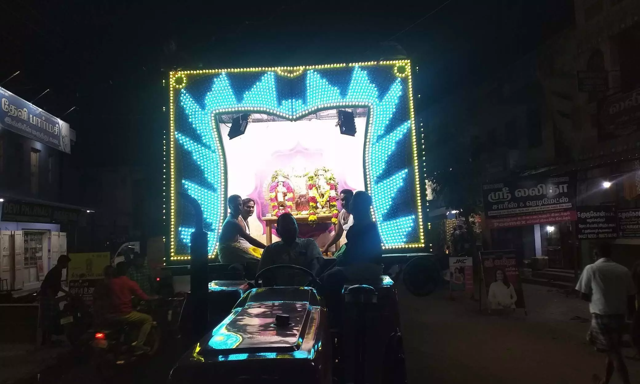 குமாரபாளையம் பால் காவடி ஊர்வலத்தில் அருள்பாலித்த விநாயகர், முருகன் குமாரபாளையம் பால் காவடி ஊர்வலத்தில் அருள்பாலித்த விநாயகர், முருகன்