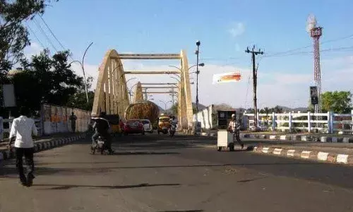 காட்பாடி ரெயில்வே மேம்பாலத்தில் ஏப்.1 முதல் வாகனங்கள் செல்ல தடை