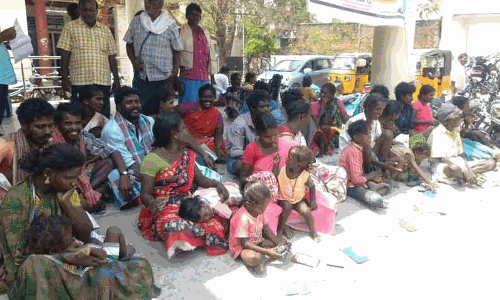 வீட்டுமனை பட்டா கேட்டு  பழங்குடியினர் சமூகத்தினர் போராட்டம்