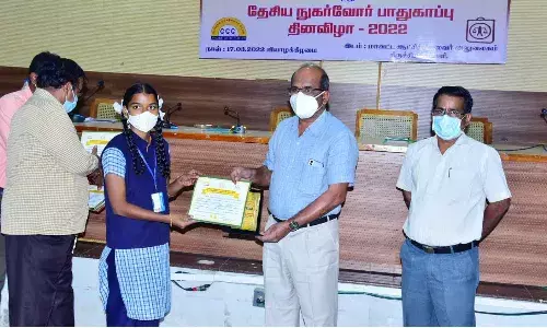 நுகர்வோர் உரிமை தின போட்டியில் வெற்றி பெற்ற மாணவர்களுக்கு பரிசு