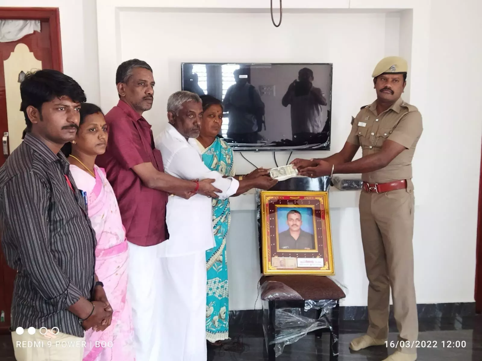 கோவை ஆயுதப்படை காவலரின் தன்னார்வ சமூக சேவை கோவை ஆயுதப்படை காவலரின் தன்னார்வ சமூக சேவை