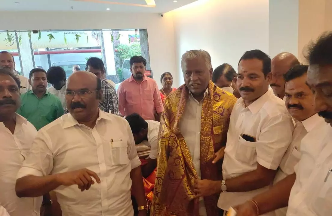 டி.ஜெயக்குமாருடன் அ.தி.மு.க. துணை ஒருங்கிணைப்பாளர் முனுசாமி சந்திப்பு டி.ஜெயக்குமாருடன் அ.தி.மு.க. துணை ஒருங்கிணைப்பாளர் முனுசாமி சந்திப்பு