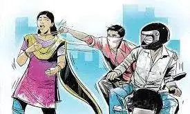 ஆசிரியையிடம் 9 பவுன் நகை பறிப்பு: மர்ம நபர்களுக்கு போலீசார் வலைவீச்சு ஆசிரியையிடம் 9 பவுன் நகை பறிப்பு: மர்ம நபர்களுக்கு போலீசார் வலைவீச்சு