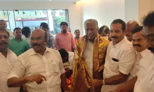 டி.ஜெயக்குமாருடன் அ.தி.மு.க. துணை ஒருங்கிணைப்பாளர் முனுசாமி சந்திப்பு