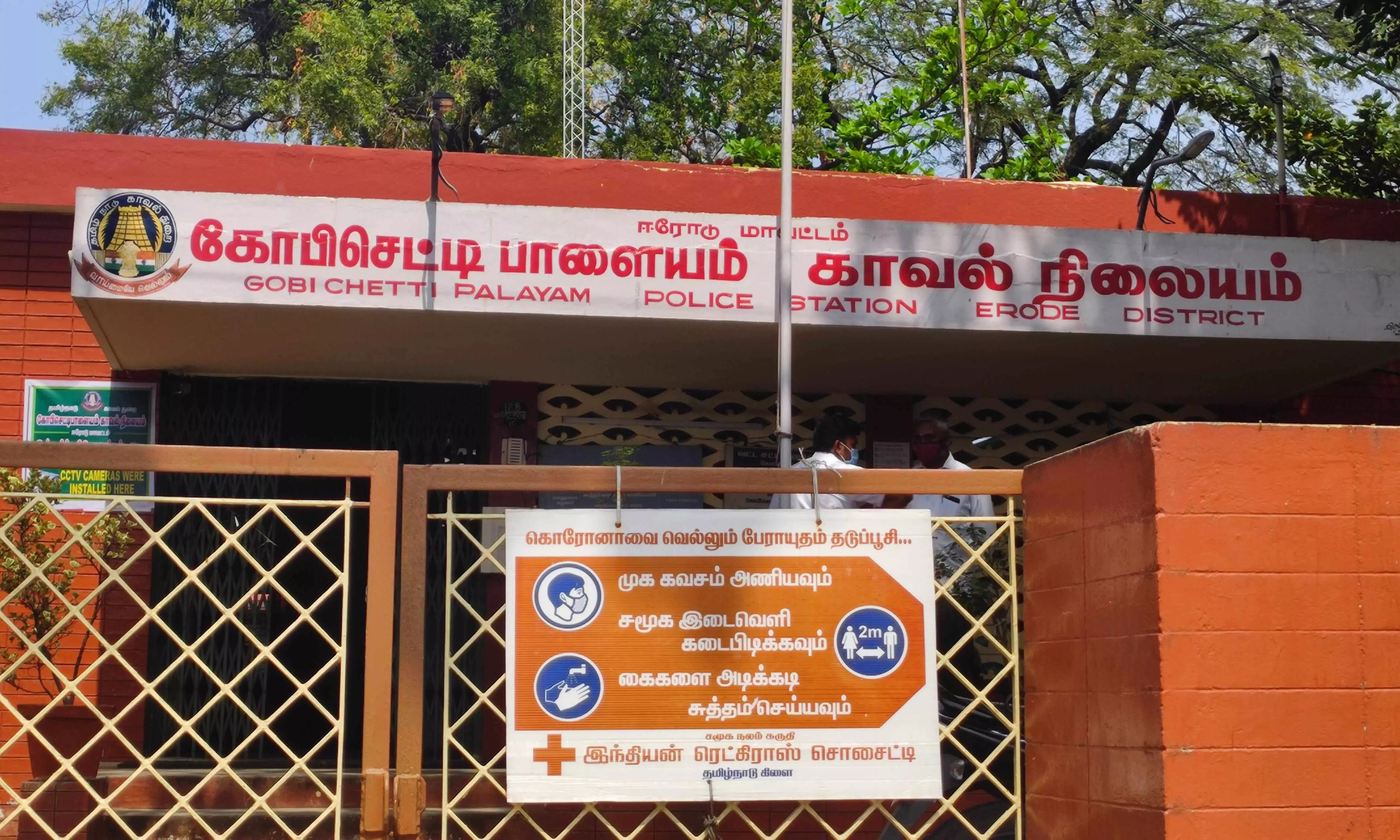 கோபிசெட்டிபாளையம் அருகே வாலிபர் தூக்கிட்டு தற்கொலை கோபிசெட்டிபாளையம் அருகே வாலிபர் தூக்கிட்டு தற்கொலை