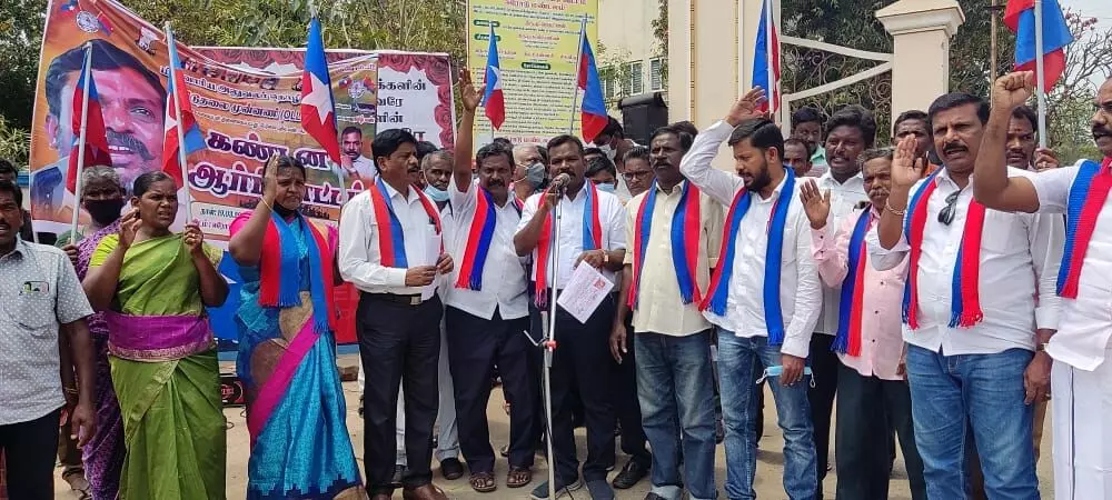 ஈரோடு மின்வாரிய அலுவலகம் முன்பு வி.சி.கட்சியினர் கண்டன ஆர்ப்பாட்டம் ஈரோடு மின்வாரிய அலுவலகம் முன்பு வி.சி.கட்சியினர் கண்டன ஆர்ப்பாட்டம்