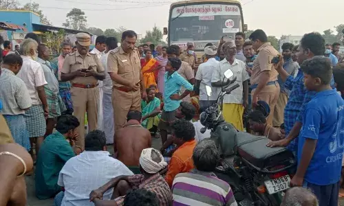 அந்தியூர் அருகே குடிநீர் வேண்டி பெண்கள் காலி குடங்களுடன் சாலைமறியல்