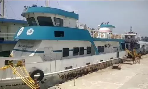 குமரியில் படகு சேவை திடீர் நிறுத்தம் - சுற்றுலா பயணிகள் ஏமாற்றம்
