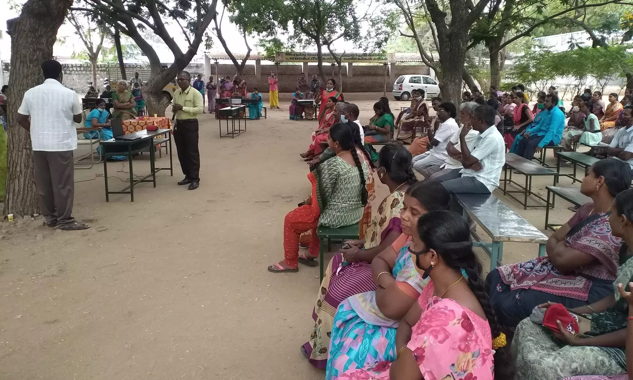 பள்ளி மேலாண்மை குழு ஆலோசனை கூட்டத்தில் கேள்விகளால் திணற வைத்த பெற்றோர் பள்ளி மேலாண்மை குழு ஆலோசனை கூட்டத்தில் கேள்விகளால் திணற வைத்த பெற்றோர்