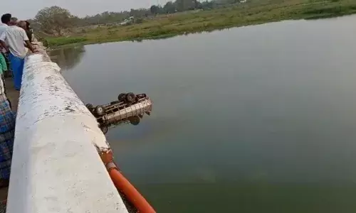 வெண்ணாற்றில் லாரி கவிழ்ந்து விபத்து‌: 4 பேர் காயம்