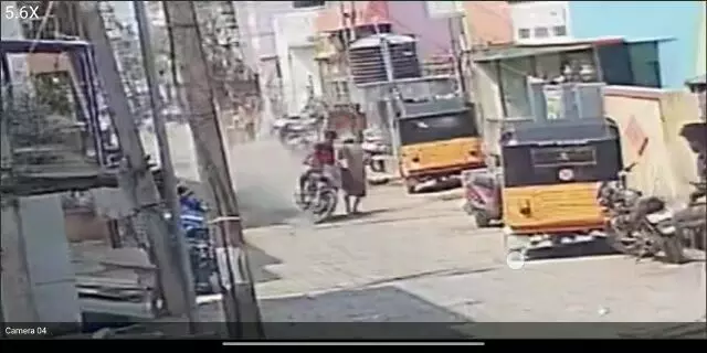 பல்லாவரத்தில் மூதாட்டி மீது இருசக்கர வாகனத்தில் மோதிய இளைஞர் யார்? பல்லாவரத்தில் மூதாட்டி மீது இருசக்கர வாகனத்தில் மோதிய இளைஞர் யார்?