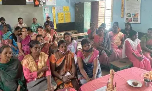 ரோடு பழுதால் பள்ளிக்கு குழந்தைகளை அனுப்ப முடியவில்லை: பெற்றோர் புகார்