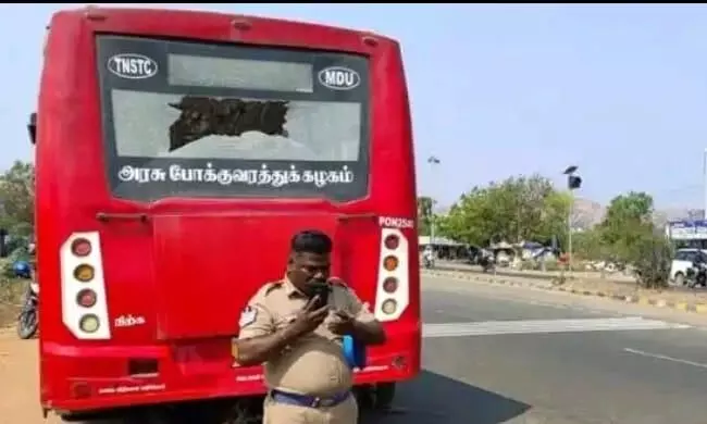 கொடிக்குளம் அருகே பேருந்து மீது மாணவர்கள் கல்வீச்சு: போலீசார் விசாரணை கொடிக்குளம் அருகே பேருந்து மீது மாணவர்கள் கல்வீச்சு: போலீசார் விசாரணை