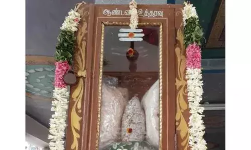 சிவன்மலை ஆண்டவர் உத்தரவுப்பெட்டியில் பஞ்சு, சோழி வைத்து பூஜை