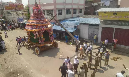 திருப்பரங்குன்றத்தில் தேர் மோதியதால் சாய்ந்த  மின் கம்பம்