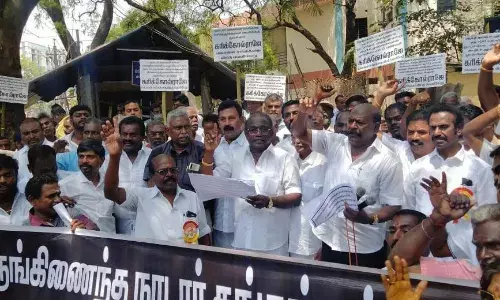 தனி அதிகாரி நியமிக்கக்கோரி  நாடார் மகாஜன சங்கத்தினர் ஆர்ப்பாட்டம்