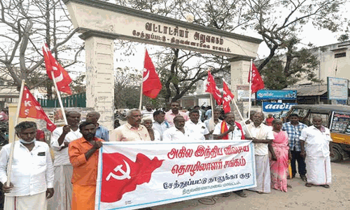 மின்சார திருத்த சட்டத்தை வாபஸ் பெற வலியுறுத்தி விவசாயிகள் ஆர்ப்பாட்டம்