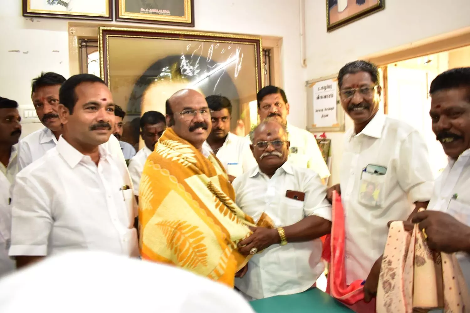 திருச்சி புறநகர் தெற்கு மாவட்ட அ.தி.மு.க. அலுவலகத்தில் டி. ஜெயக்குமார் திருச்சி புறநகர் தெற்கு மாவட்ட அ.தி.மு.க. அலுவலகத்தில் டி. ஜெயக்குமார்