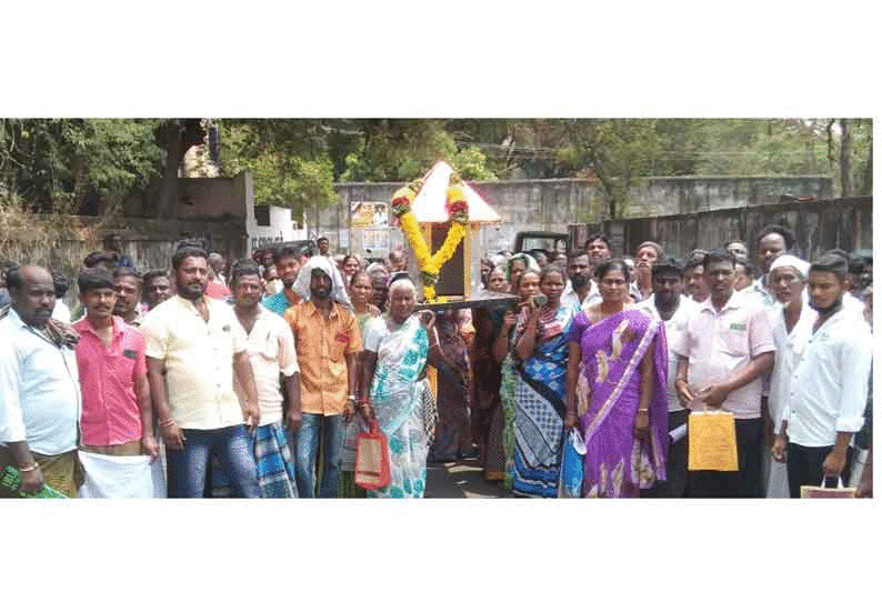 வீடுகளை அகற்ற எதிர்ப்பு தெரிவித்து பொதுமக்கள் நூதன போராட்டம் வீடுகளை அகற்ற எதிர்ப்பு தெரிவித்து பொதுமக்கள் நூதன போராட்டம்
