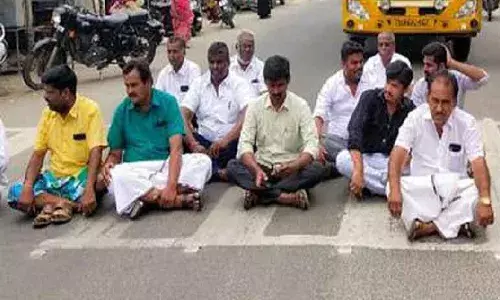 குடிநீருக்காக உச்சி வெயிலில் சாலையில் அமர்ந்த ஊராட்சித்தலைவர்!
