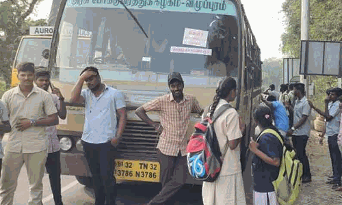 அளவுக்கு அதிகமாக ஆட்களை ஏற்றியதால் பஞ்சரான அரசு பேருந்து