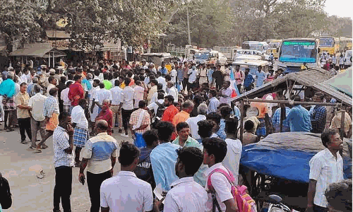 போலீசார் பிடித்து சென்றவர்களை விடுவிக்கக்கோரி சாலை மறியல் போராட்டம்