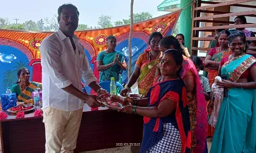 மகளிர் தின விழாவில் சுய உதவிக் குழுக்களுக்கு பரிசு