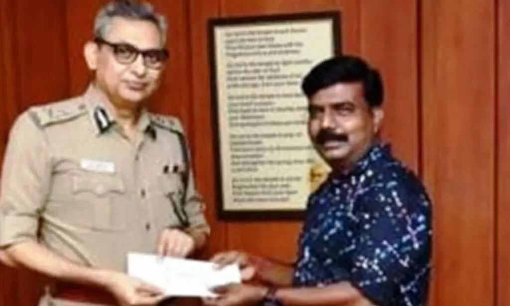 சாலையில் கேட்பாரற்று கிடந்த பணப்பையை நேர்மையாக போலீசில் ஒப்படைத்தவருக்கு ஆணையர் பாராட்டு சாலையில் கேட்பாரற்று கிடந்த பணப்பையை நேர்மையாக போலீசில் ஒப்படைத்தவருக்கு ஆணையர் பாராட்டு