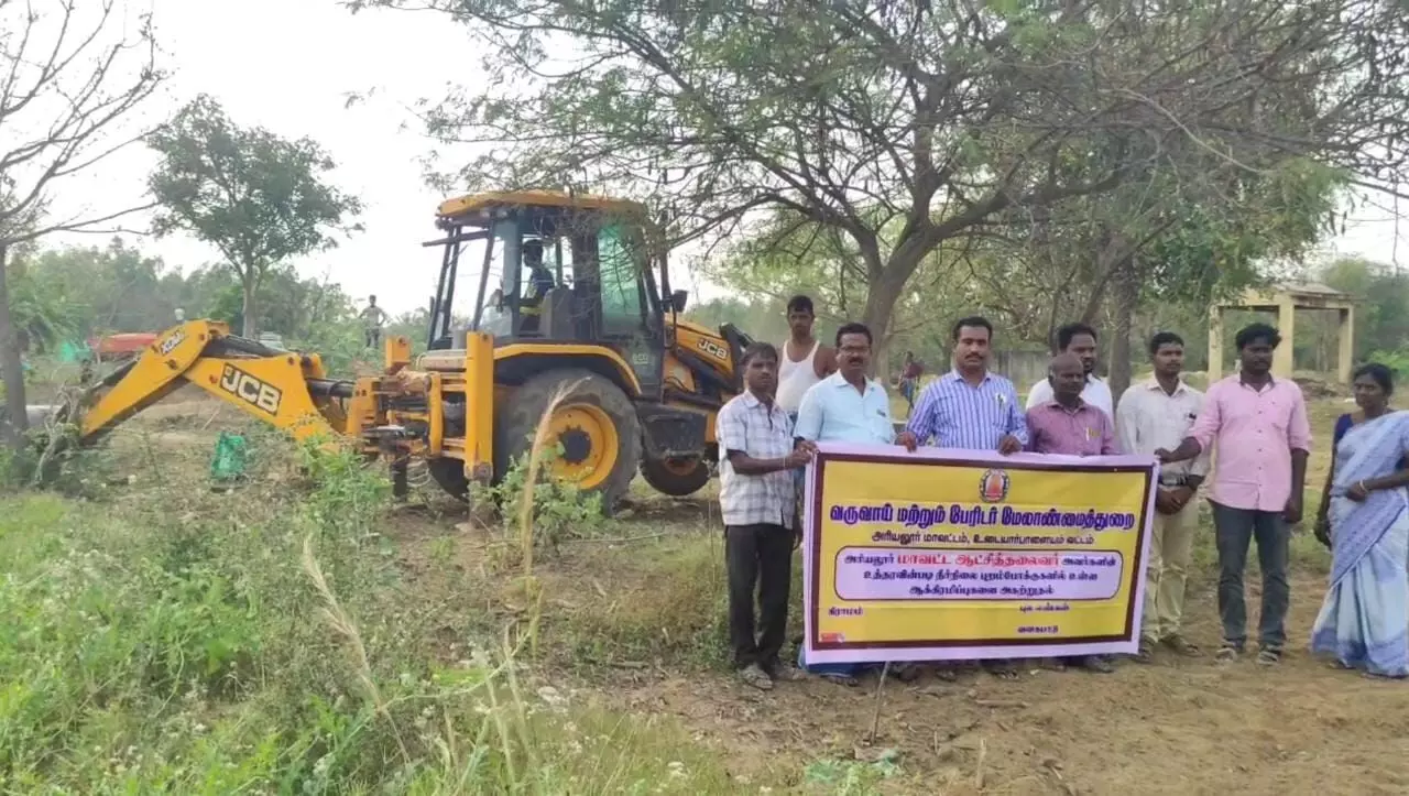 ஜெயங்கொண்டம் பொன்னேரியில் 125 ஏக்கர் ஆக்கிரமிப்பு நிலம் மீட்பு ஜெயங்கொண்டம் பொன்னேரியில் 125 ஏக்கர் ஆக்கிரமிப்பு நிலம் மீட்பு