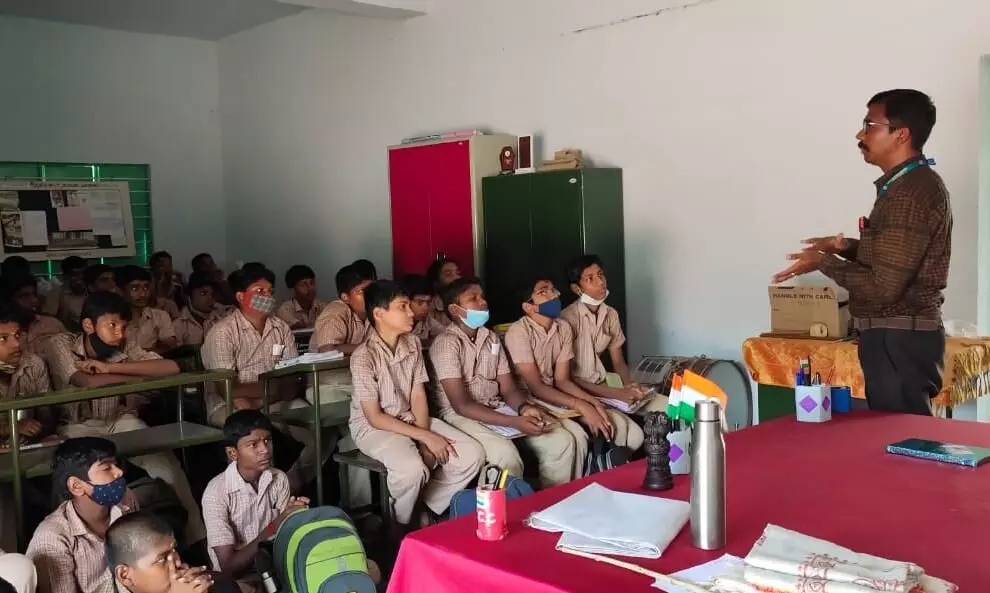தேசிய அளவிலான கால்பந்து போட்டியில் பங்கேற்று சாதித்த அரசு பள்ளி ஆசிரியர் தேசிய அளவிலான கால்பந்து போட்டியில் பங்கேற்று சாதித்த அரசு பள்ளி ஆசிரியர்
