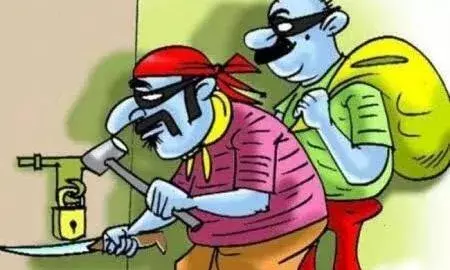 எண்ணூரில் 4 கடைகளின் பூட்டை உடைத்து பொருட்களை திருடிய மர்ம நபர்கள்