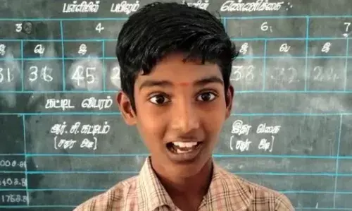 பள்ளி வளர்ச்சிக்கு சேமிப்பு பணத்தை வழங்கிய மாணவனுக்கு பாராட்டு