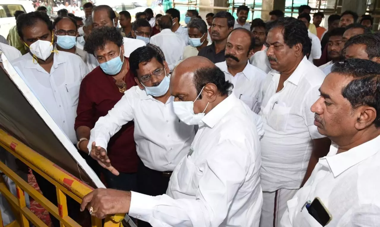 மதுரை மேயர் முத்து பாலத்தில் அமைச்சர் எ.வ.வேலு ஆய்வு மதுரை மேயர் முத்து பாலத்தில் அமைச்சர் எ.வ.வேலு ஆய்வு