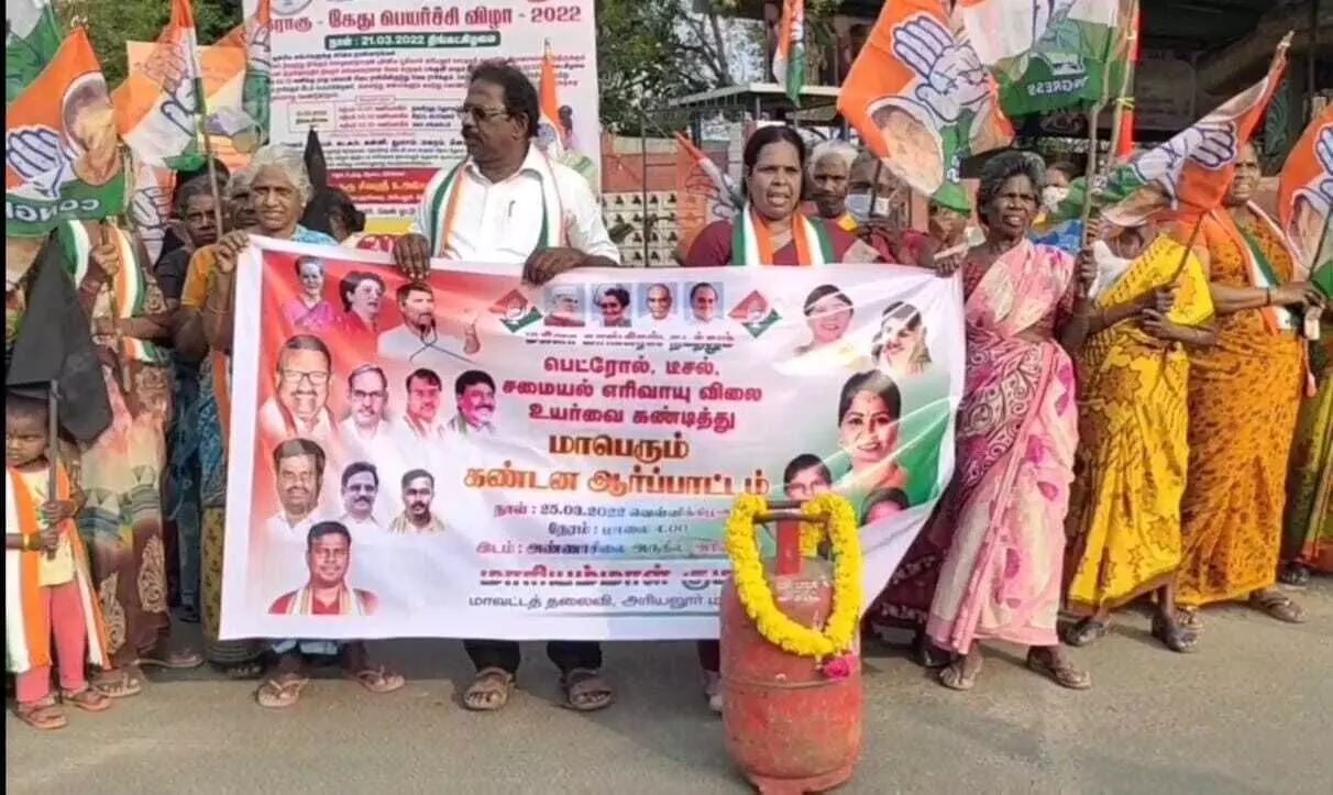 பெட்ரோல், கேஸ் விலை உயர்வை கண்டித்து மகிளா காங்கிரஸ் ஆர்ப்பாட்டம் பெட்ரோல், கேஸ் விலை உயர்வை கண்டித்து மகிளா காங்கிரஸ் ஆர்ப்பாட்டம்