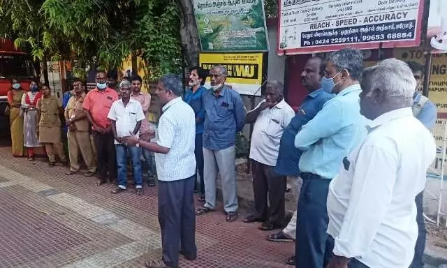 வேலைநிறுத்தத்தை விளக்கி ஈரோட்டில் அஞ்சல் ஊழியர்கள் ஆர்ப்பாட்டம் வேலைநிறுத்தத்தை விளக்கி ஈரோட்டில் அஞ்சல் ஊழியர்கள் ஆர்ப்பாட்டம்