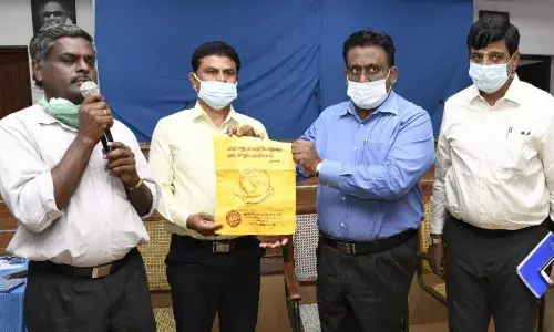 மஞ்சப்பை பயன்பாட்டிற்கு மக்களை மாற்ற வேண்டும்: தேனி கலெக்டர் அட்வைஸ்