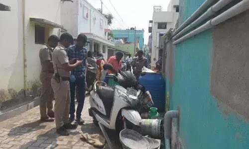 நள்ளிரவில் இருசக்கர வாகனத்திற்கு தீ வைப்பு: மர்ம நபர்களுக்கு போலீஸ் வலைவீச்சு